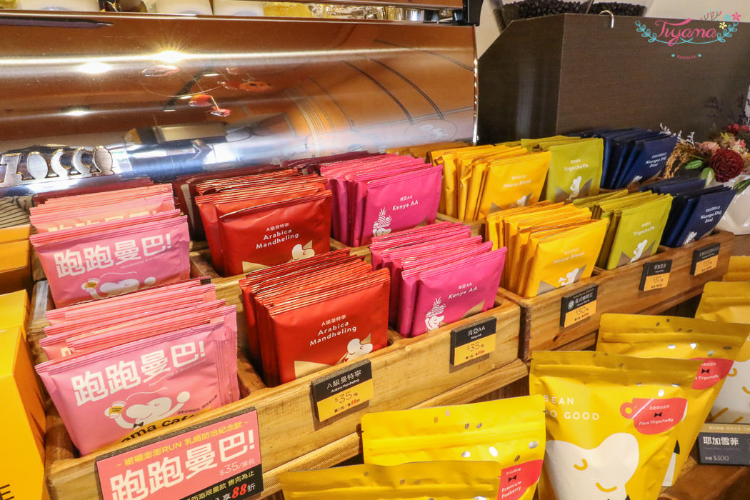 Cama現烘咖啡專門店-台南成大店：可愛偽嚕嚕米公仔咖啡|cama café 台南成大店 @緹雅瑪 美食旅遊趣