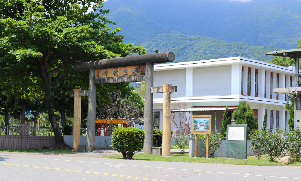 花蓮景點~新城天主堂，天主教與日本神社共存+文青書店咖啡 練習曲書店 @緹雅瑪 美食旅遊趣