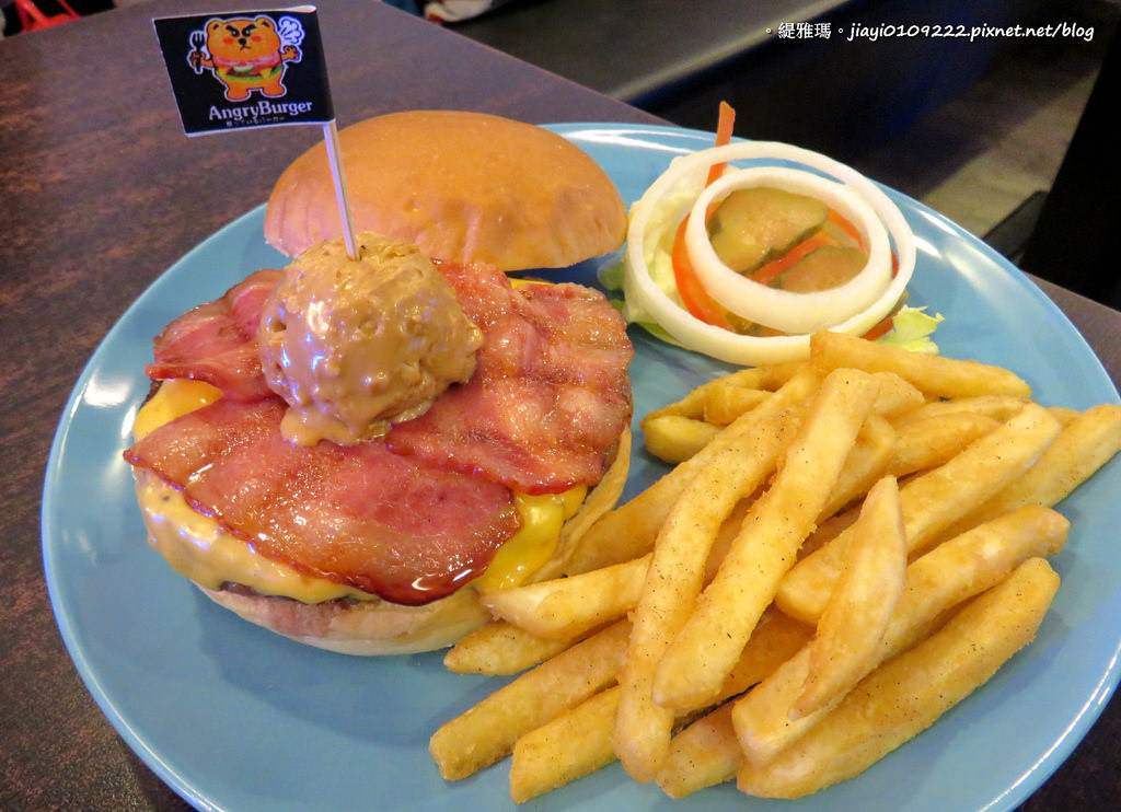 【台南.東區】Angry Burger。美式餐廳：「花生醬起司牛肉培根堡」超美味，升級套餐飲料無限暢飲！ @緹雅瑪 美食旅遊趣