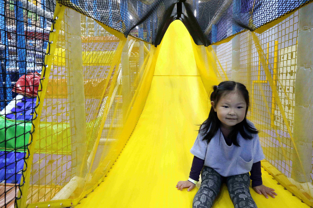 【高雄親子樂園】PaPark 爬爬客親子樂園。高雄夢時代：垂直魔鬼大滑梯、空中球池、快速大滑梯、槍砲攻城區…等設施「不限時玩樂一整天」 @緹雅瑪 美食旅遊趣