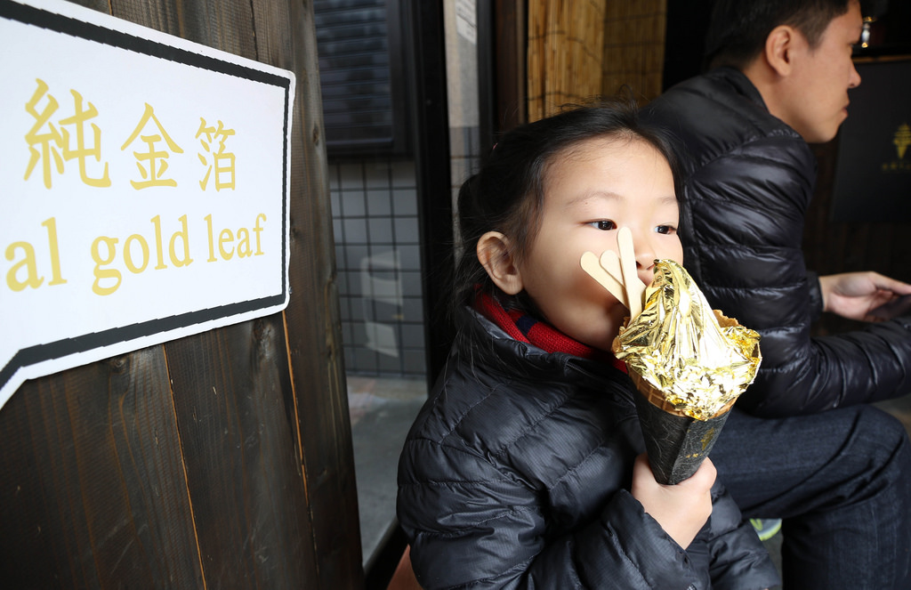 【京都美食】金閣そふと。金閣寺前甜品：奢華甜點「金閣霜淇淋」，讓你滿嘴金箔的金箔抹茶霜淇淋 @緹雅瑪 美食旅遊趣