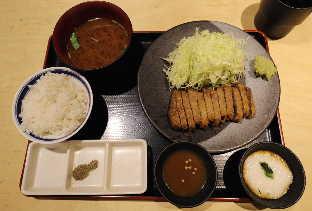 【京都美食】牛カツ専門店 京都勝牛。京都駅前：黑毛牛炸肉排，60秒高溫油炸的上等美味 @緹雅瑪 美食旅遊趣