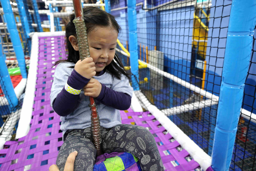 【高雄親子樂園】PaPark 爬爬客親子樂園。高雄夢時代：垂直魔鬼大滑梯、空中球池、快速大滑梯、槍砲攻城區…等設施「不限時玩樂一整天」 @緹雅瑪 美食旅遊趣