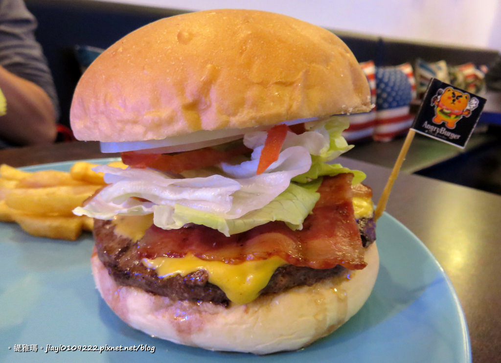 【台南.東區】Angry Burger。美式餐廳：「花生醬起司牛肉培根堡」超美味，升級套餐飲料無限暢飲！ @緹雅瑪 美食旅遊趣