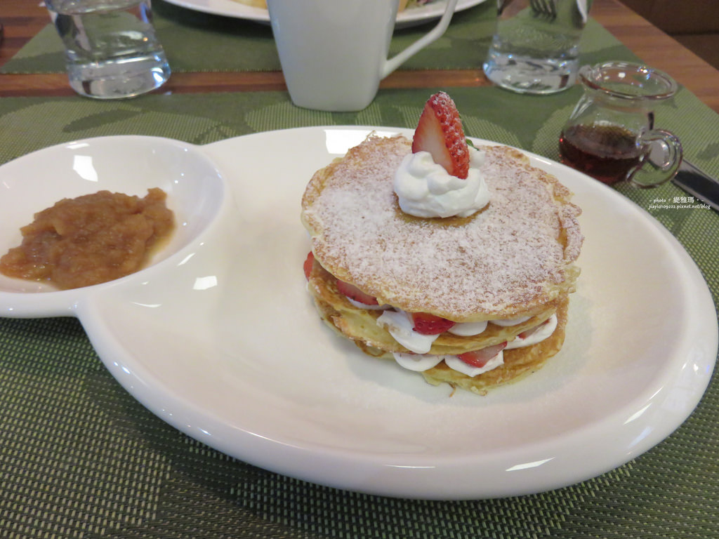 【台南.東區】Mmm Brunch。草莓煎餅塔.季節限定：優閒下午茶 @緹雅瑪 美食旅遊趣