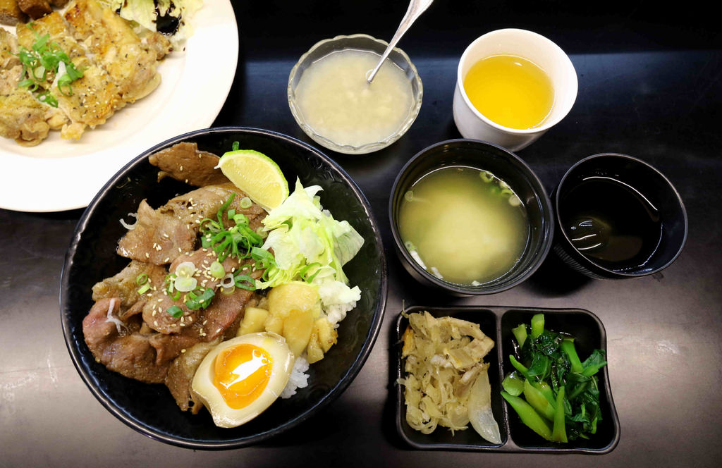 【嘉義.西區】鑫食堂。燒肉丼飯.烏龍麵：Q彈剔透米飯+現點現烤「炙燒牛肉飯」，美味秒殺的平價丼飯在這裡 @緹雅瑪 美食旅遊趣