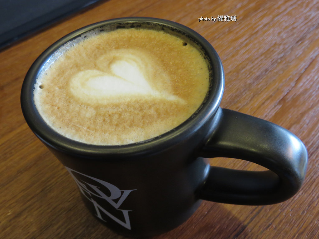 【台南.東區】OVEN COFFEE。台南東寧店：黃金起士軟法麵包、日式鯛可頌、比利時鬆餅 @緹雅瑪 美食旅遊趣