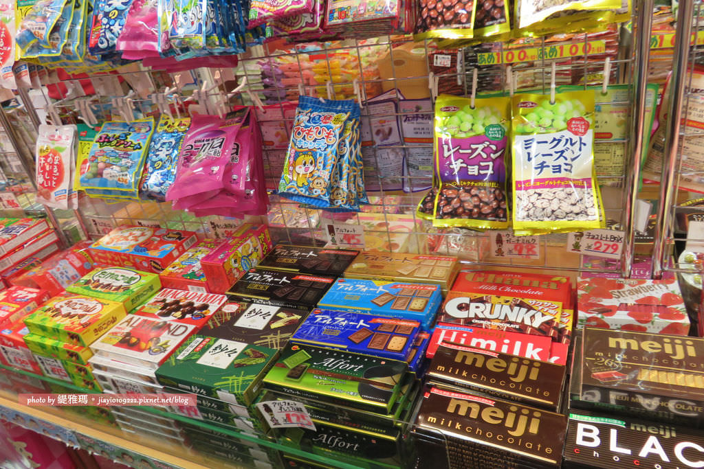 【大阪購物】お菓子のデパート よしや 。黒門市場店：好好買零食店舖 @緹雅瑪 美食旅遊趣