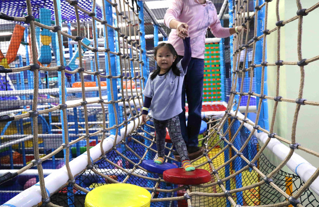 【高雄親子樂園】PaPark 爬爬客親子樂園。高雄夢時代：垂直魔鬼大滑梯、空中球池、快速大滑梯、槍砲攻城區…等設施「不限時玩樂一整天」 @緹雅瑪 美食旅遊趣