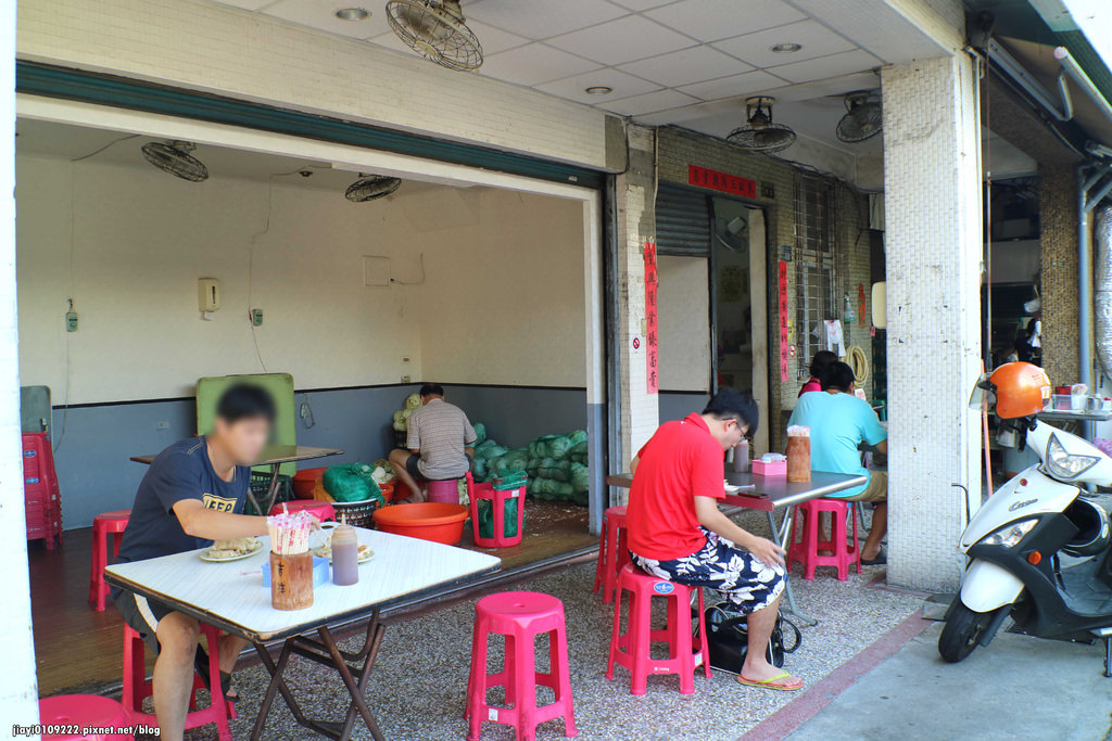 【台南.北區】南園街鍋貼：大鍋貼、水餃、酸辣湯，便宜大顆「生水餃」 @緹雅瑪 美食旅遊趣