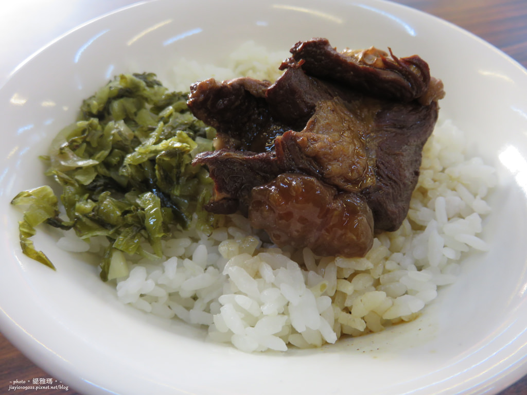 【台南.中西區】舟鶴家嫩骨飯。文賢店：軟骨燉煮到有如筋一般嫩、軟、Q、入味的嫩骨飯 @緹雅瑪 美食旅遊趣