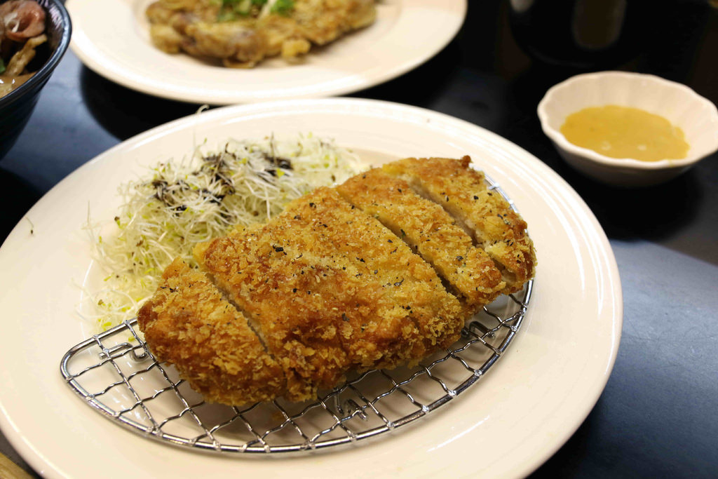 【嘉義.西區】鑫食堂。燒肉丼飯.烏龍麵：Q彈剔透米飯+現點現烤「炙燒牛肉飯」，美味秒殺的平價丼飯在這裡 @緹雅瑪 美食旅遊趣