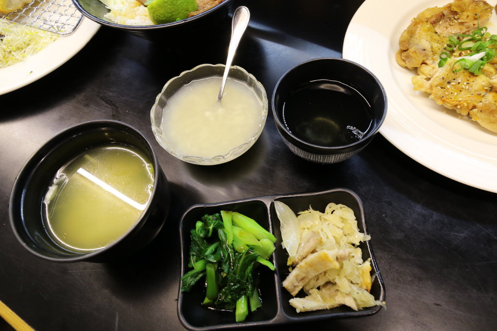 【嘉義.西區】鑫食堂。燒肉丼飯.烏龍麵：Q彈剔透米飯+現點現烤「炙燒牛肉飯」，美味秒殺的平價丼飯在這裡 @緹雅瑪 美食旅遊趣