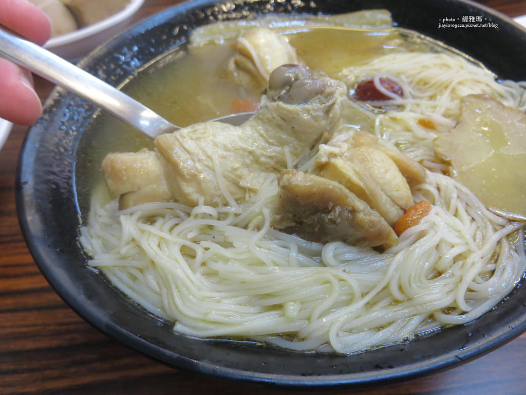 【台南.中西區】舟鶴家嫩骨飯。文賢店：軟骨燉煮到有如筋一般嫩、軟、Q、入味的嫩骨飯 @緹雅瑪 美食旅遊趣