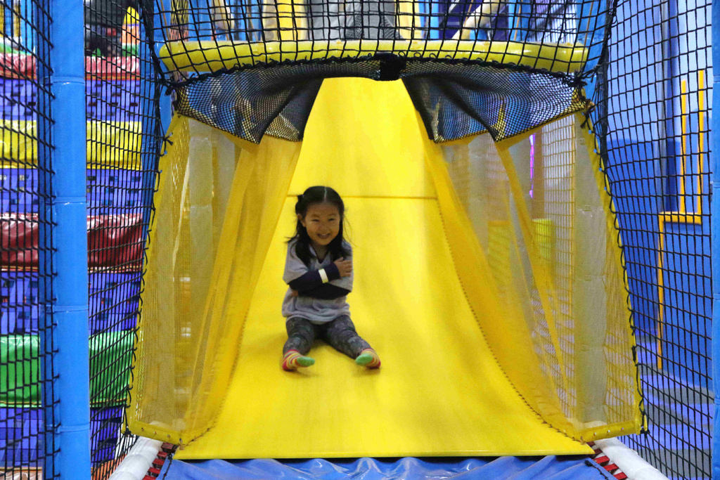 【高雄親子樂園】PaPark 爬爬客親子樂園。高雄夢時代：垂直魔鬼大滑梯、空中球池、快速大滑梯、槍砲攻城區…等設施「不限時玩樂一整天」 @緹雅瑪 美食旅遊趣