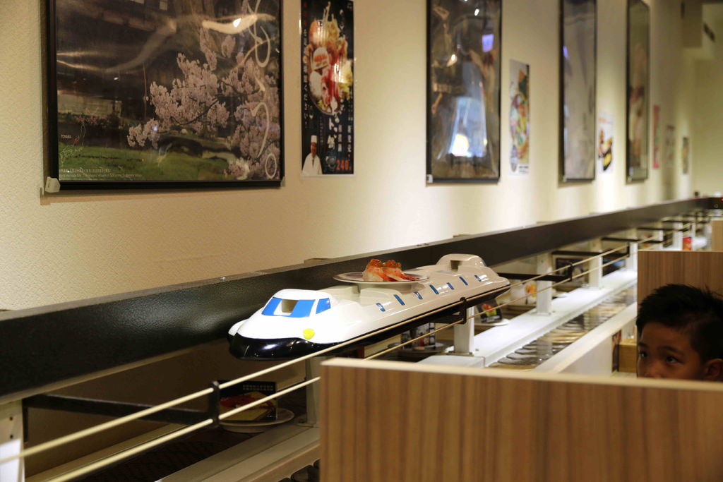 【高雄.新興區】天晴迴轉壽司あっぱれ。新幹線列車送餐：台灣就吃得到的日本道地正統迴轉壽司，日本進口上選食材+在地東港直送 @緹雅瑪 美食旅遊趣