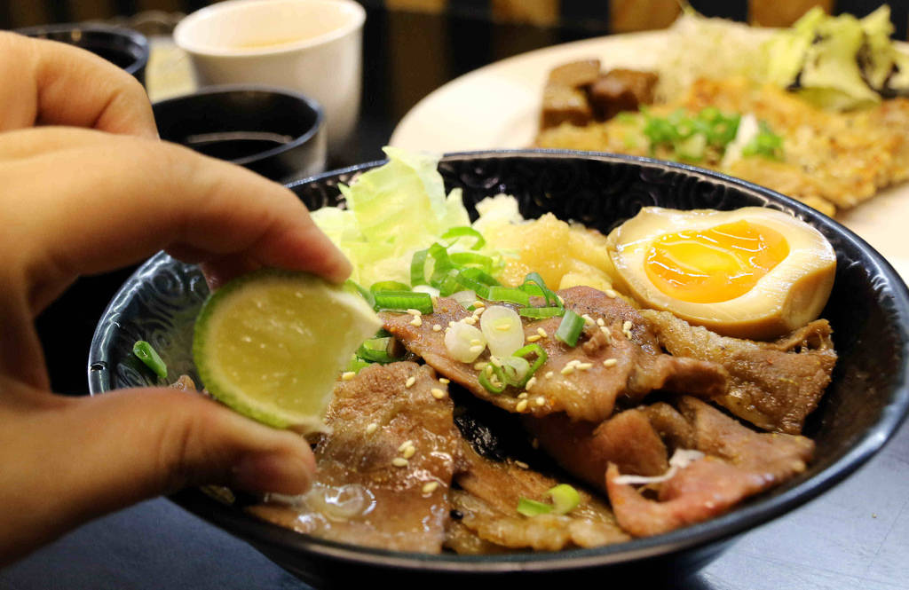 【嘉義.西區】鑫食堂。燒肉丼飯.烏龍麵：Q彈剔透米飯+現點現烤「炙燒牛肉飯」，美味秒殺的平價丼飯在這裡 @緹雅瑪 美食旅遊趣