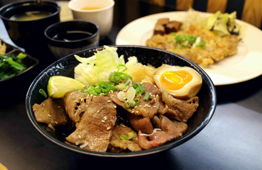 【嘉義.西區】鑫食堂。燒肉丼飯.烏龍麵：Q彈剔透米飯+現點現烤「炙燒牛肉飯」，美味秒殺的平價丼飯在這裡 @緹雅瑪 美食旅遊趣