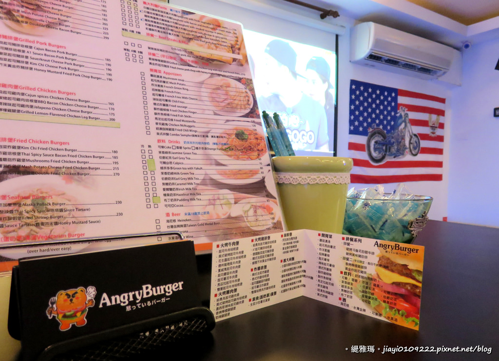 【台南.東區】Angry Burger。美式餐廳：「花生醬起司牛肉培根堡」超美味，升級套餐飲料無限暢飲！ @緹雅瑪 美食旅遊趣