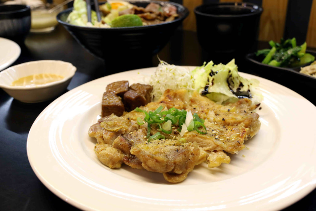 【嘉義.西區】鑫食堂。燒肉丼飯.烏龍麵：Q彈剔透米飯+現點現烤「炙燒牛肉飯」，美味秒殺的平價丼飯在這裡 @緹雅瑪 美食旅遊趣