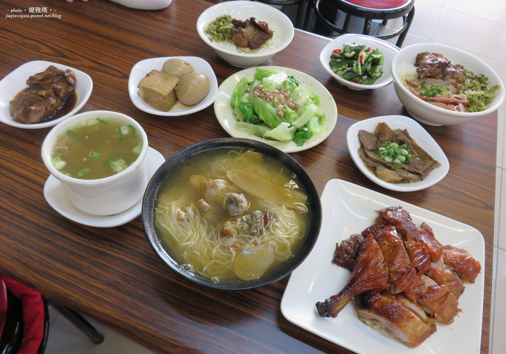 【台南.中西區】舟鶴家嫩骨飯。文賢店：軟骨燉煮到有如筋一般嫩、軟、Q、入味的嫩骨飯 @緹雅瑪 美食旅遊趣