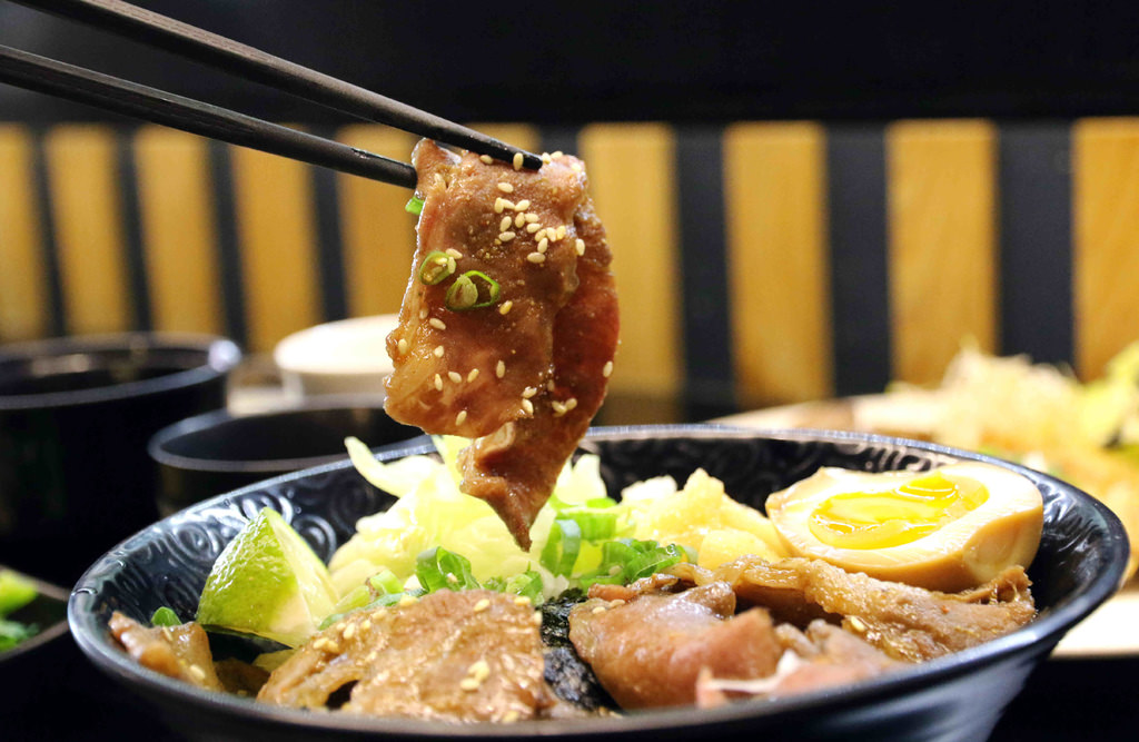 【嘉義.西區】鑫食堂。燒肉丼飯.烏龍麵：Q彈剔透米飯+現點現烤「炙燒牛肉飯」，美味秒殺的平價丼飯在這裡 @緹雅瑪 美食旅遊趣