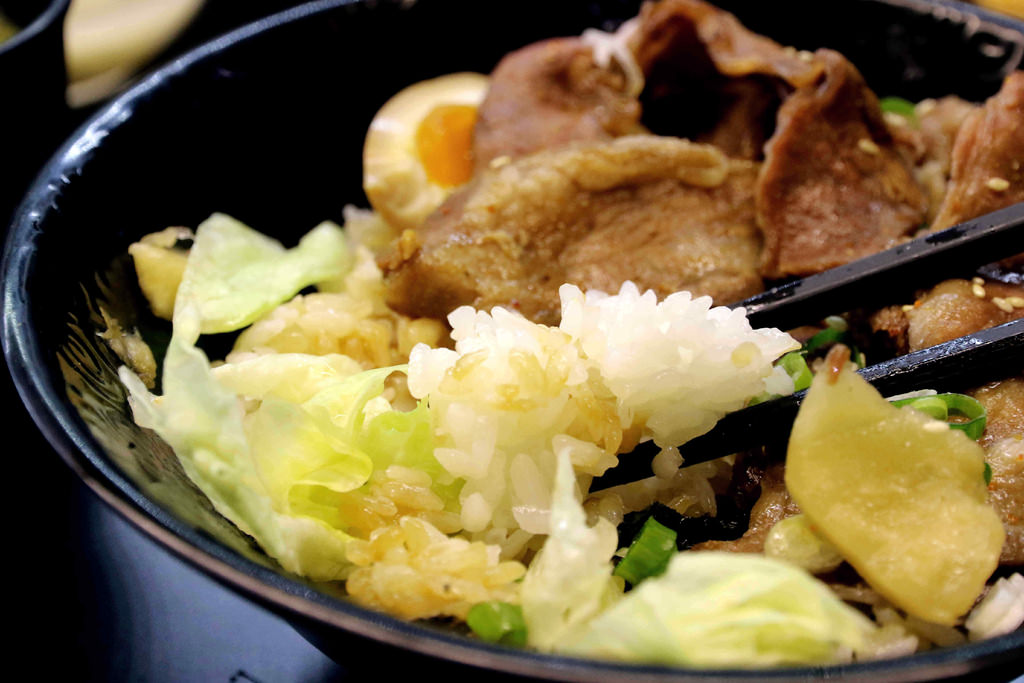 【嘉義.西區】鑫食堂。燒肉丼飯.烏龍麵：Q彈剔透米飯+現點現烤「炙燒牛肉飯」，美味秒殺的平價丼飯在這裡 @緹雅瑪 美食旅遊趣