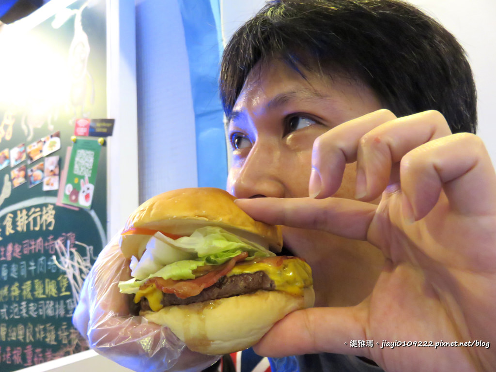 【台南.東區】Angry Burger。美式餐廳：「花生醬起司牛肉培根堡」超美味，升級套餐飲料無限暢飲！ @緹雅瑪 美食旅遊趣