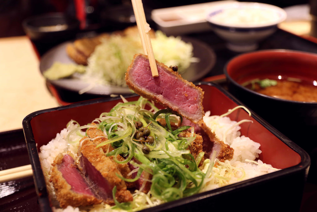 【京都美食】牛カツ専門店 京都勝牛。京都駅前：黑毛牛炸肉排，60秒高溫油炸的上等美味 @緹雅瑪 美食旅遊趣