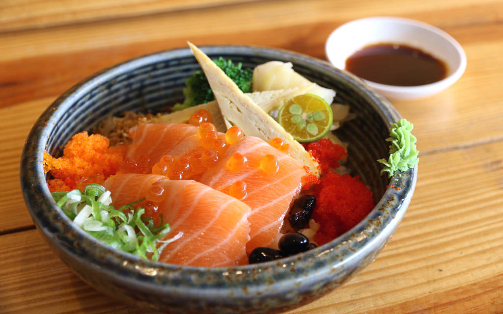 【高雄.鳳山區】蒲田和食料理。日本料理：刺身∣壽司∣生魚握∣丼飯∣手捲∣揚物∣燒物∣冷物沙拉，平價滿足吃飽飽 @緹雅瑪 美食旅遊趣